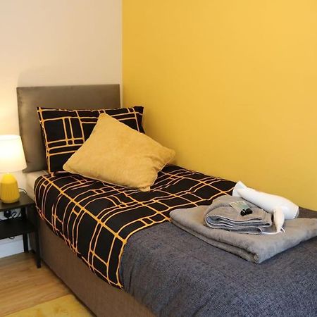 Elegant Room In Stylish House Milton Keynes Kültér fotó