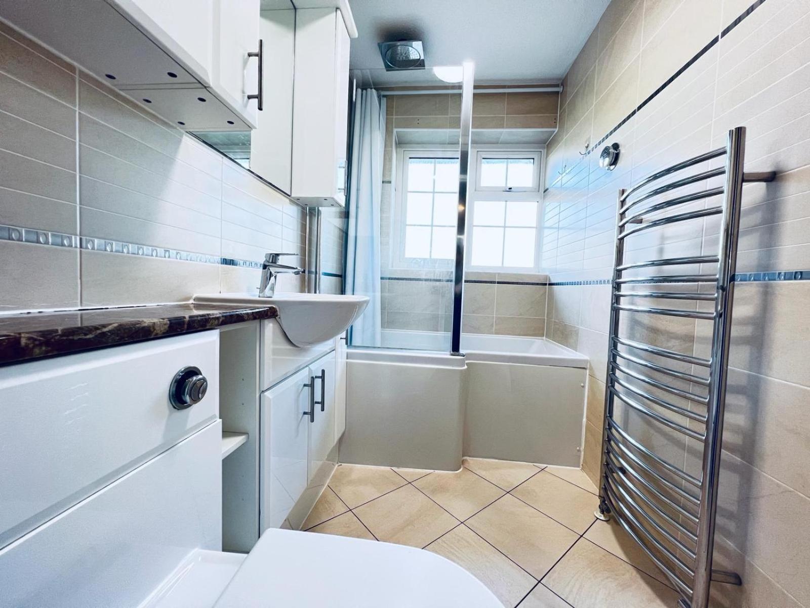 Elegant Room In Stylish House Milton Keynes Kültér fotó