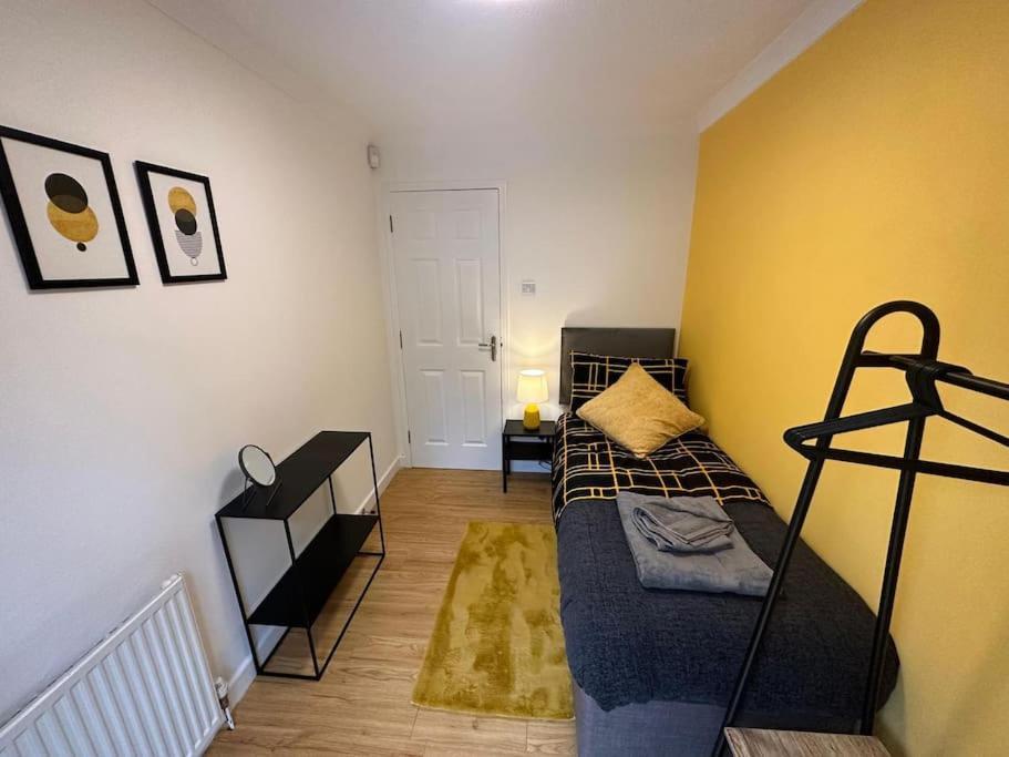 Elegant Room In Stylish House Milton Keynes Kültér fotó
