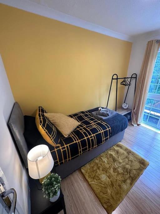 Elegant Room In Stylish House Milton Keynes Kültér fotó