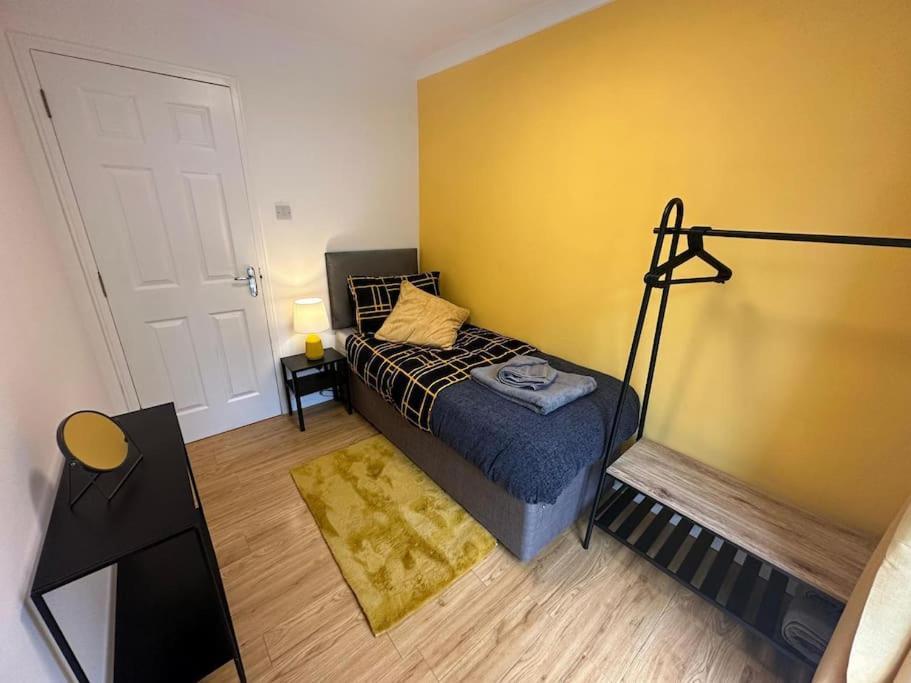 Elegant Room In Stylish House Milton Keynes Kültér fotó