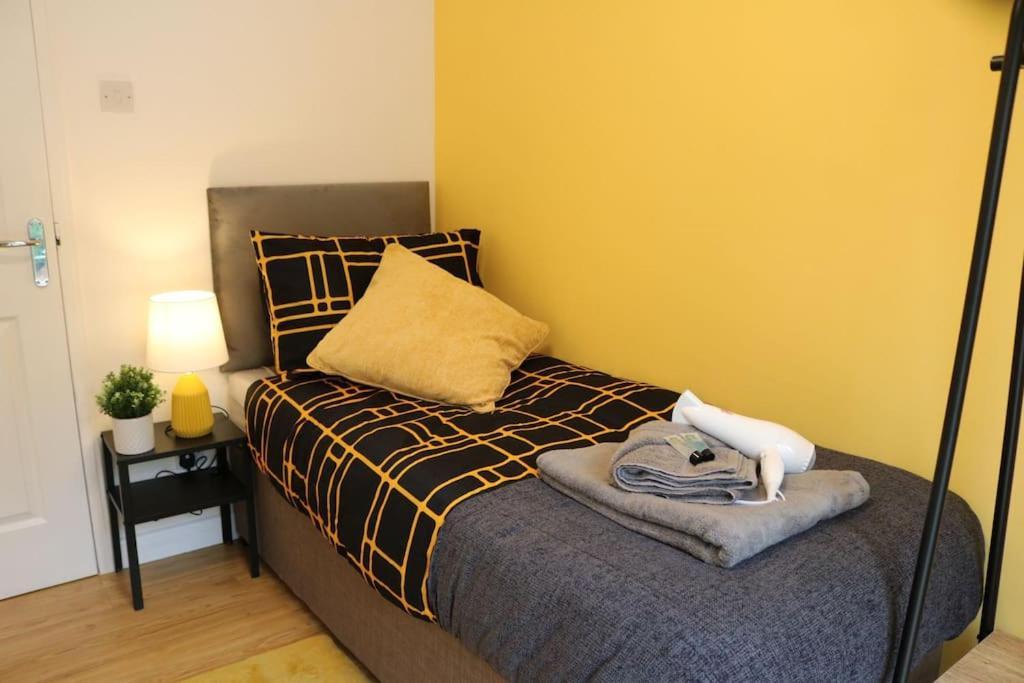 Elegant Room In Stylish House Milton Keynes Kültér fotó